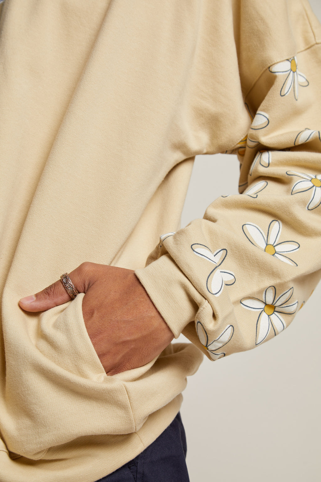 Big daisy crew necks