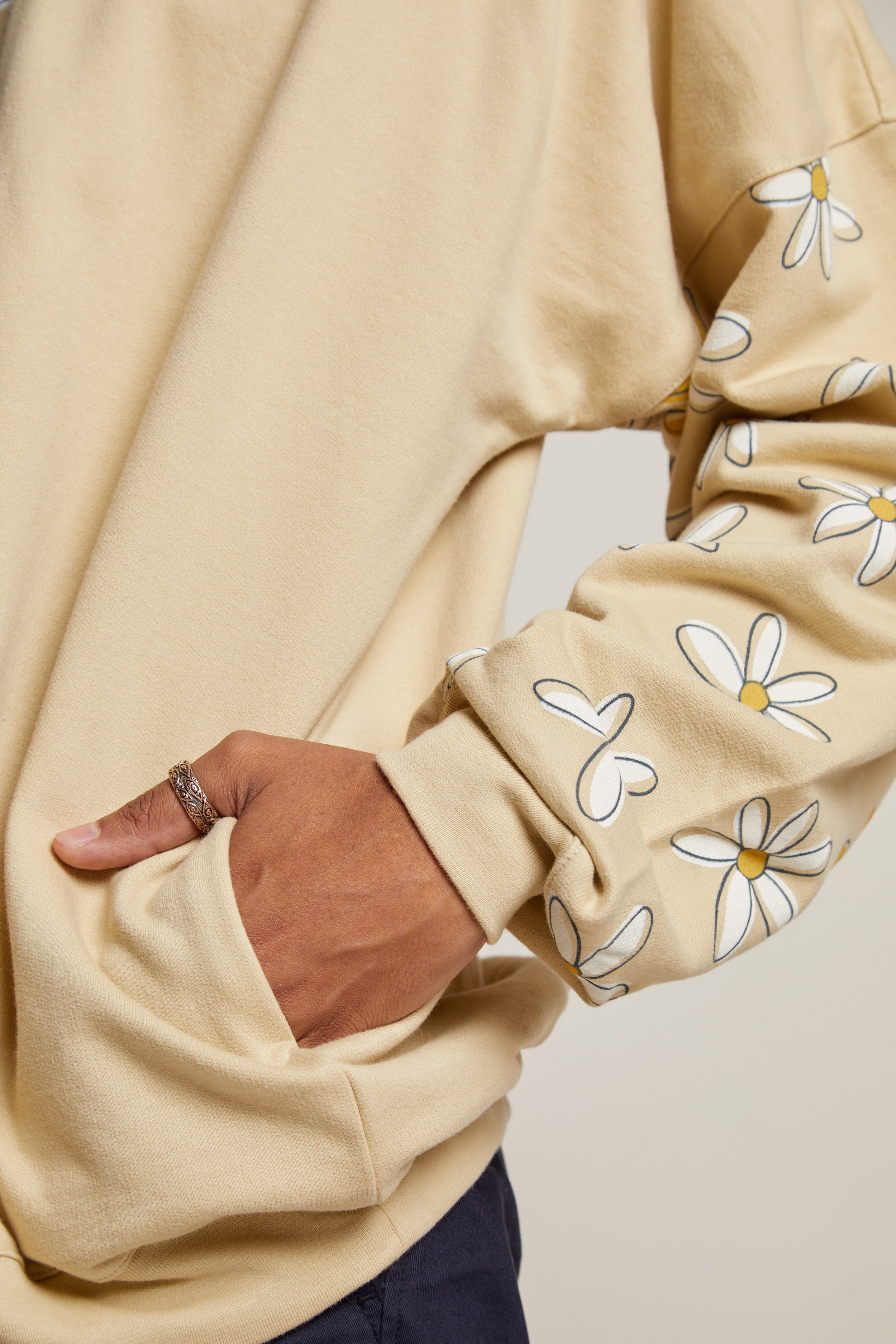 Big daisy crew necks